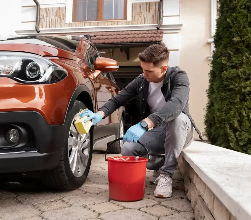 Lavage auto à domicile Soulitré : professionnel intervenant sur un véhicule